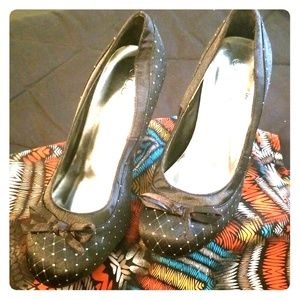 Cute size 10 round toe, 4" pumps